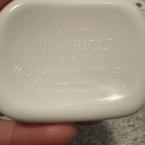 Bulk of 30: Nina Ricci Paris Luxury Guest Soaps (25g) - Picture 3 of 3